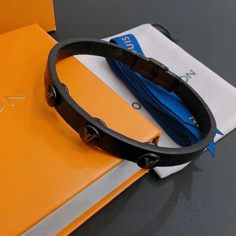 Compact Louis Vuitton Bracelets 250732