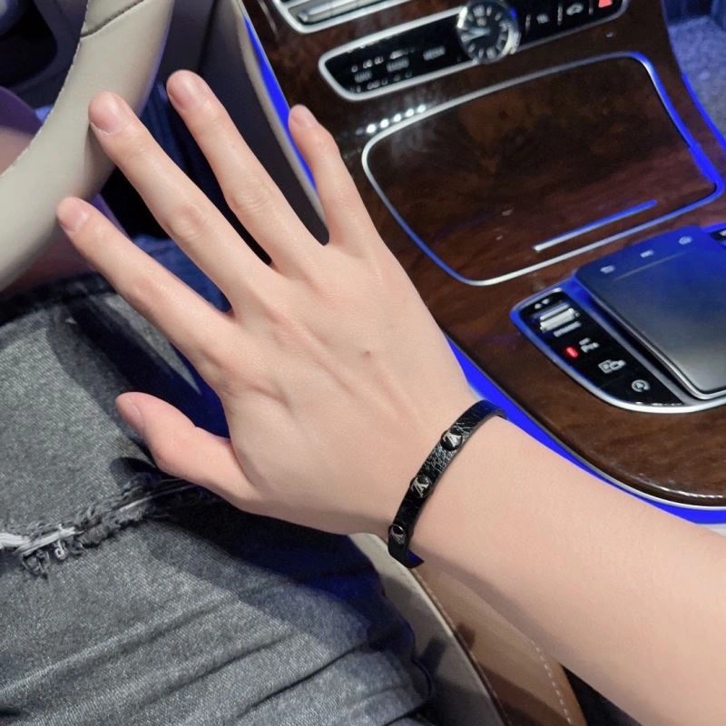 Compact Louis Vuitton Bracelets 250732