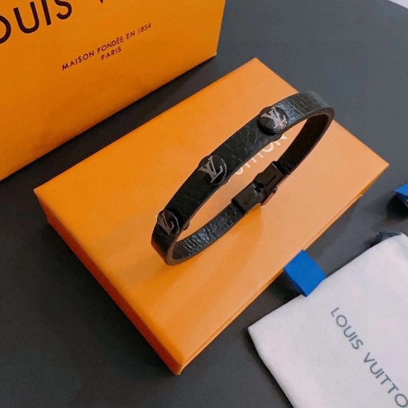 Compact Louis Vuitton Bracelets 250732