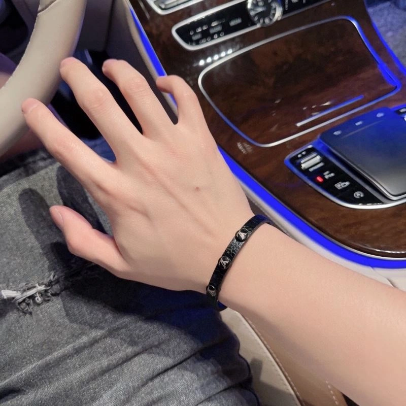Compact Louis Vuitton Bracelets 250732