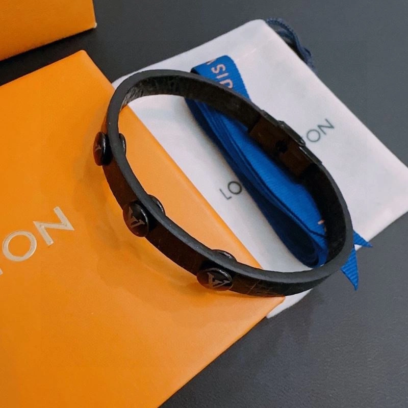 Compact Louis Vuitton Bracelets 250732