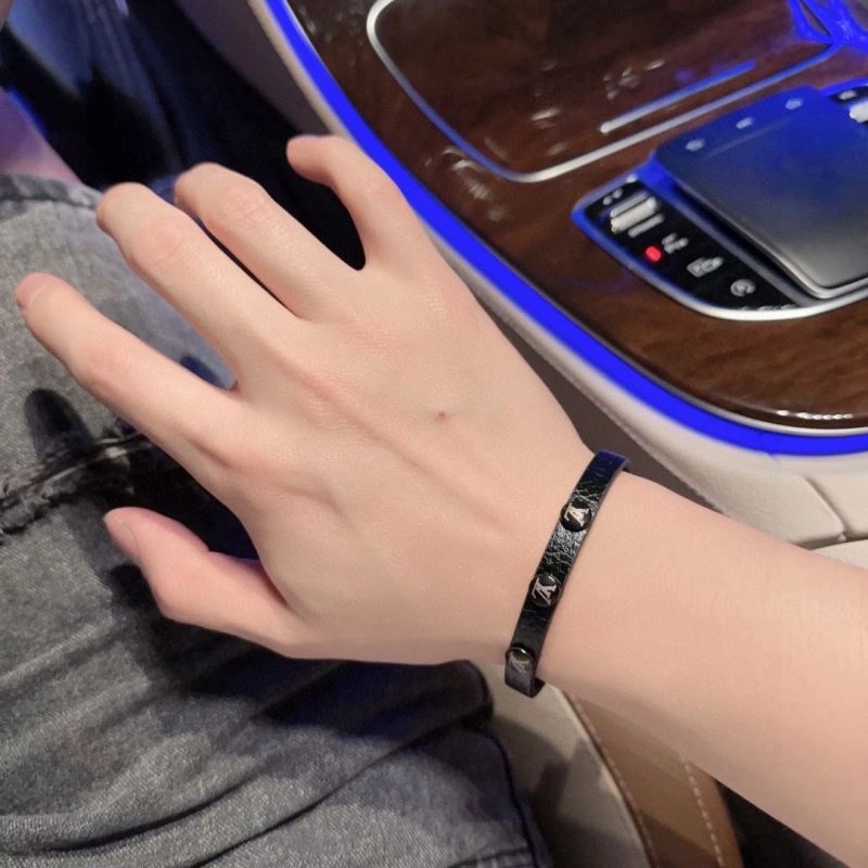 Compact Louis Vuitton Bracelets 250732