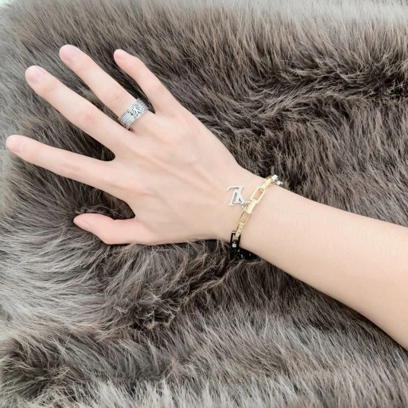 Louis Vuitton Bracelets UrbanChic 250729