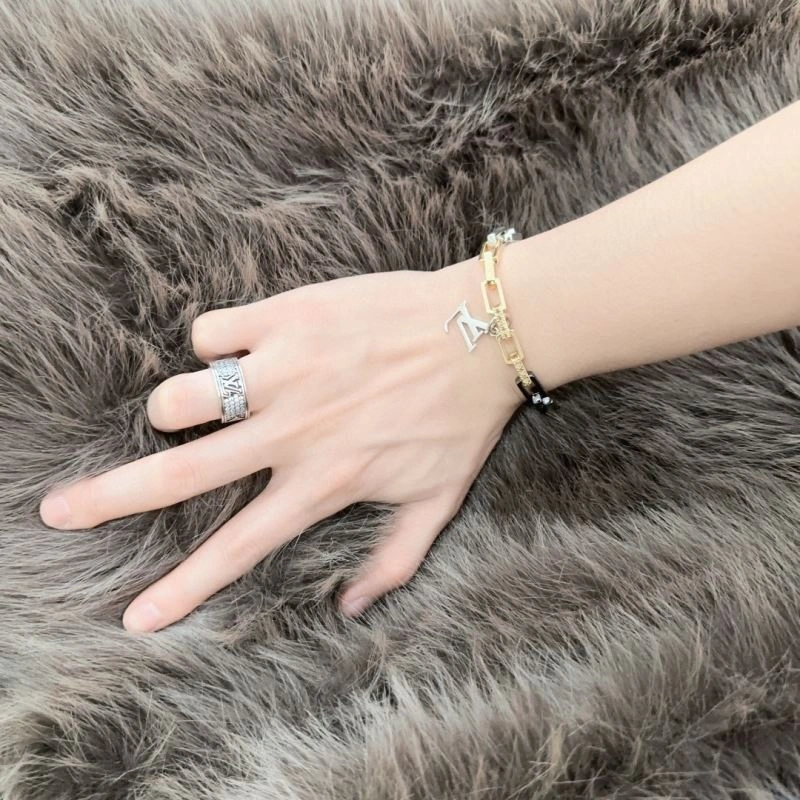 Louis Vuitton Bracelets UrbanChic 250729