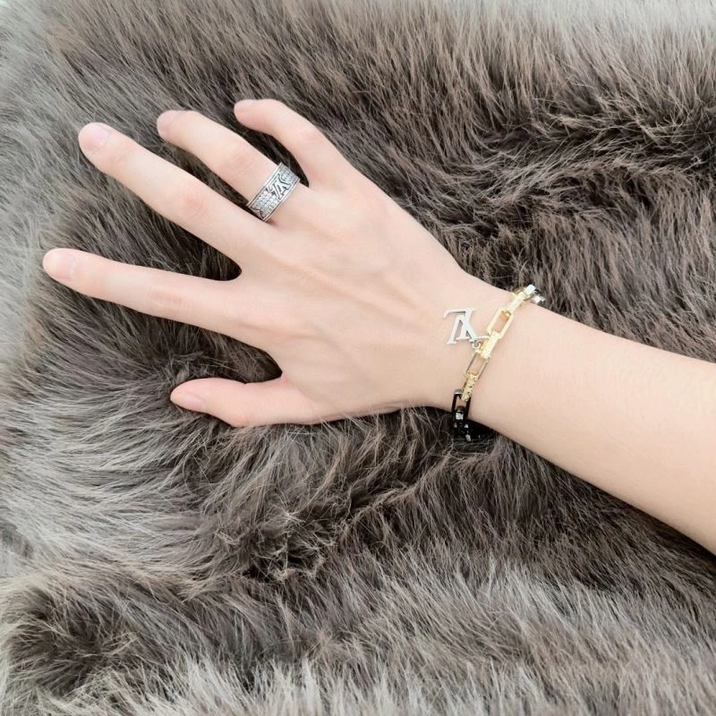 Louis Vuitton Bracelets UrbanChic 250729