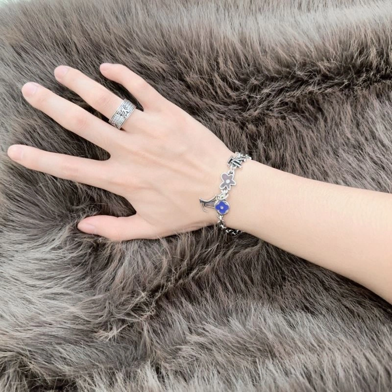 Fashionable Louis Vuitton Bracelets 250728