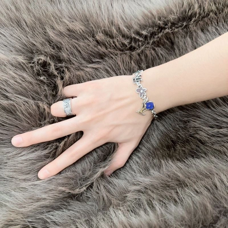 Fashionable Louis Vuitton Bracelets 250728