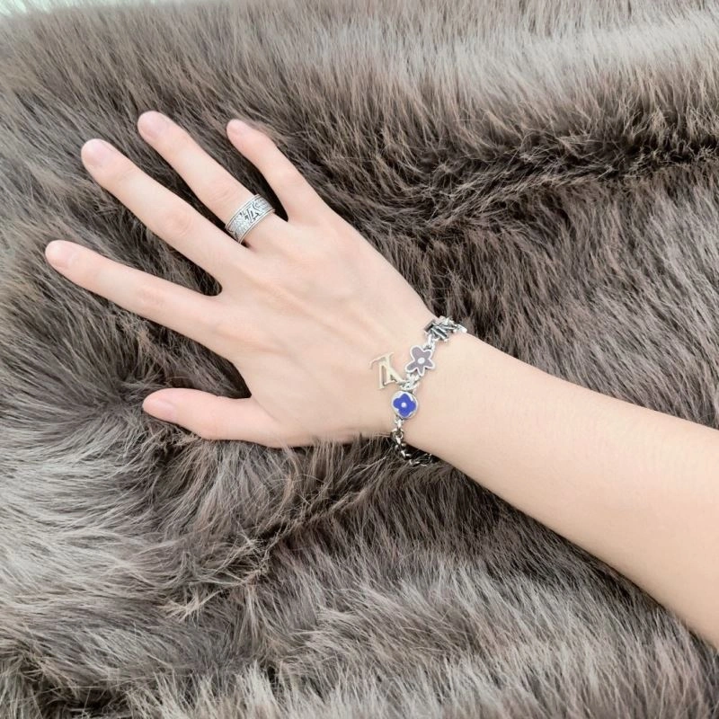 Fashionable Louis Vuitton Bracelets 250728