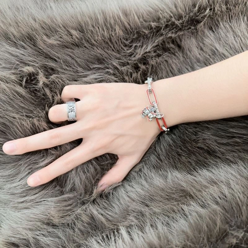Lightweight Louis Vuitton Bracelets 250725