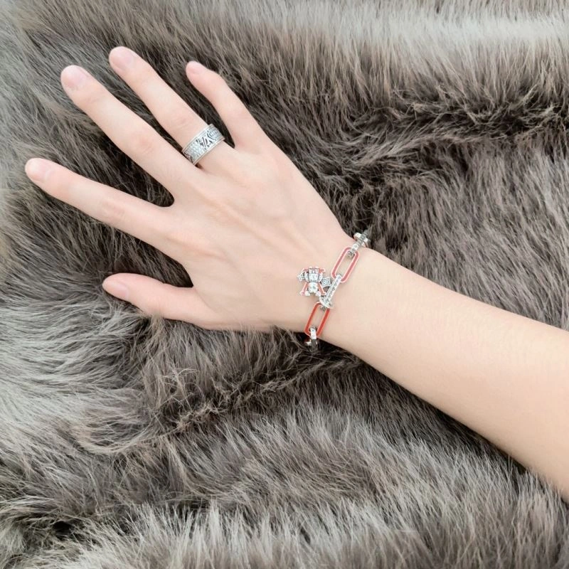 Lightweight Louis Vuitton Bracelets 250725