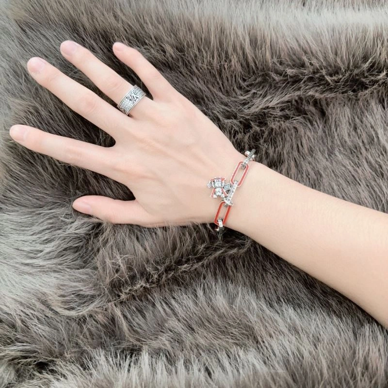 Lightweight Louis Vuitton Bracelets 250725