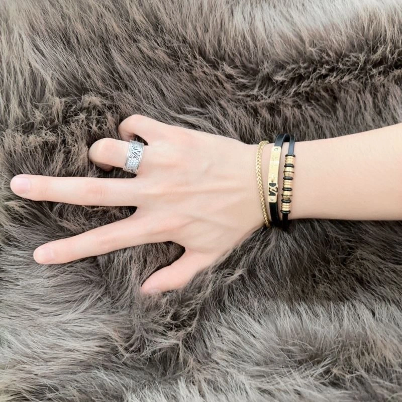 Bright Louis Vuitton Bracelets 250708