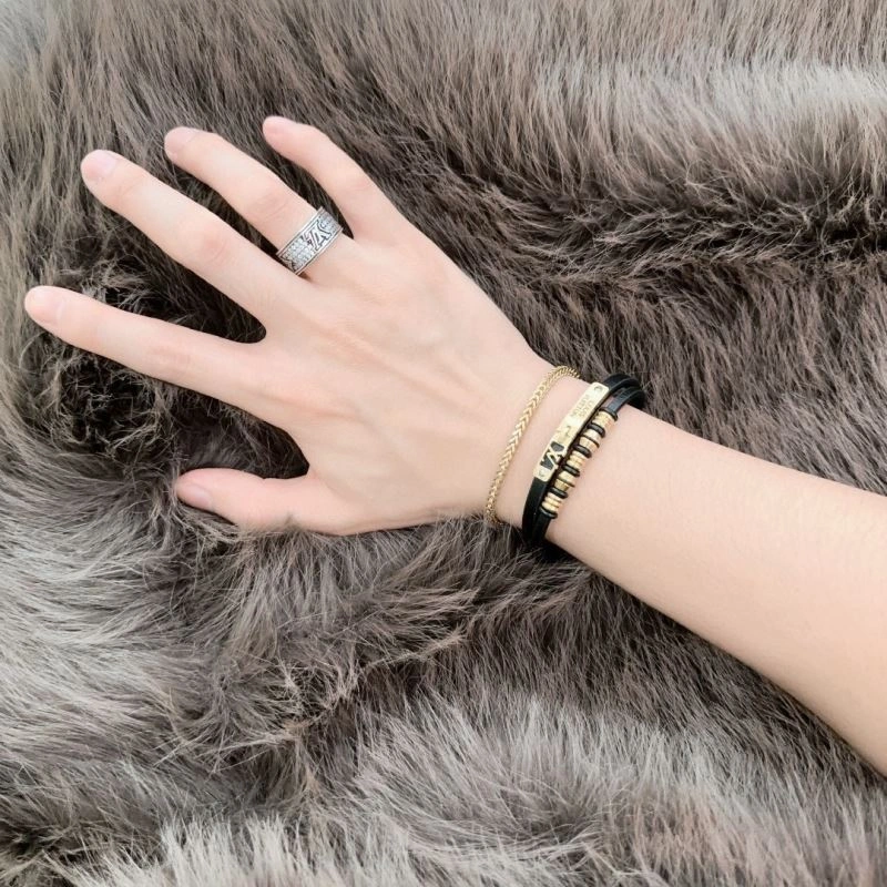 Bright Louis Vuitton Bracelets 250708