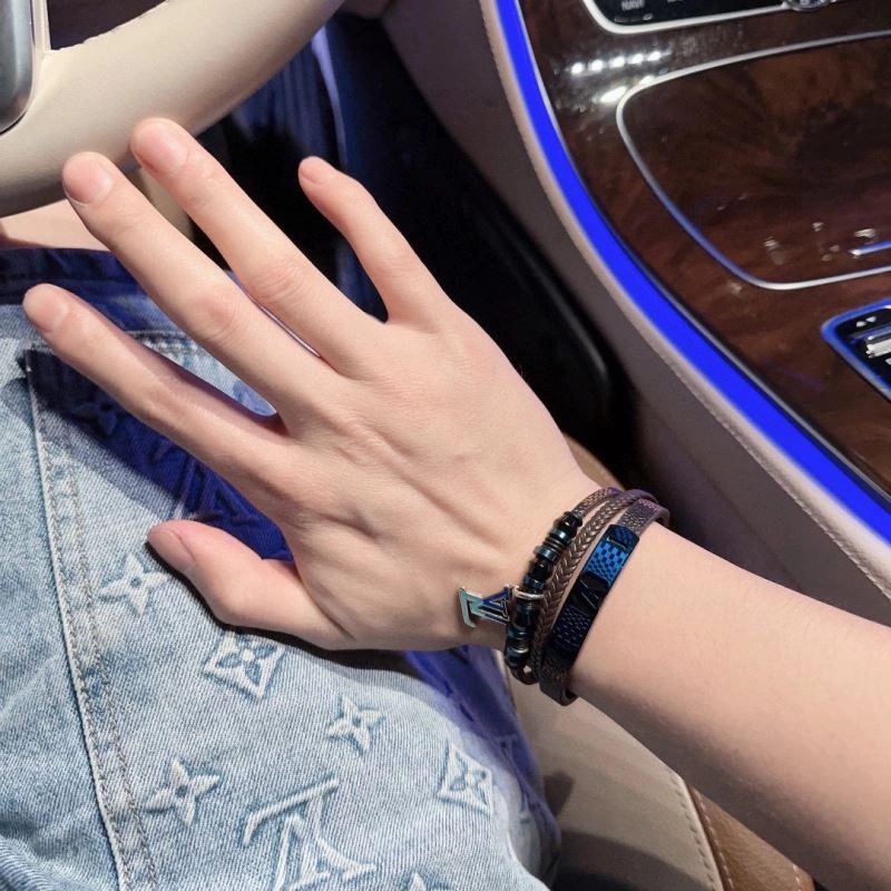 Louis Vuitton Bracelets ZipUp 250704