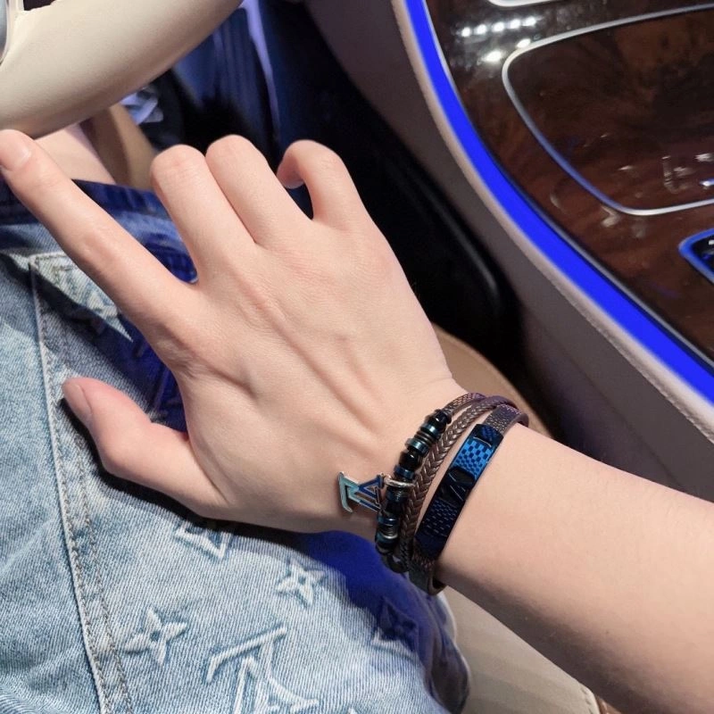 Louis Vuitton Bracelets ZipUp 250704