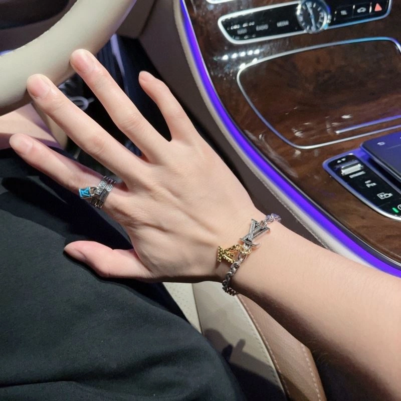 Sleek Louis Vuitton Bracelets 250713