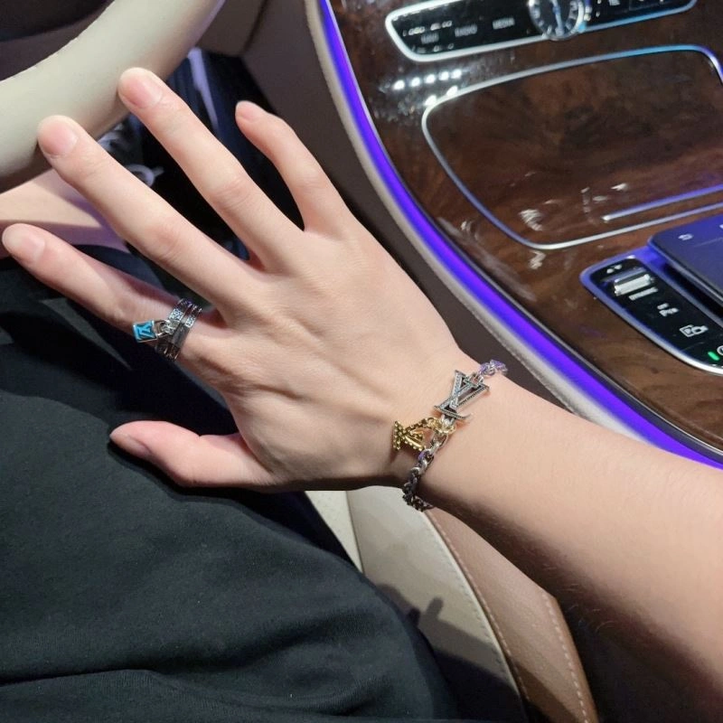 Sleek Louis Vuitton Bracelets 250713
