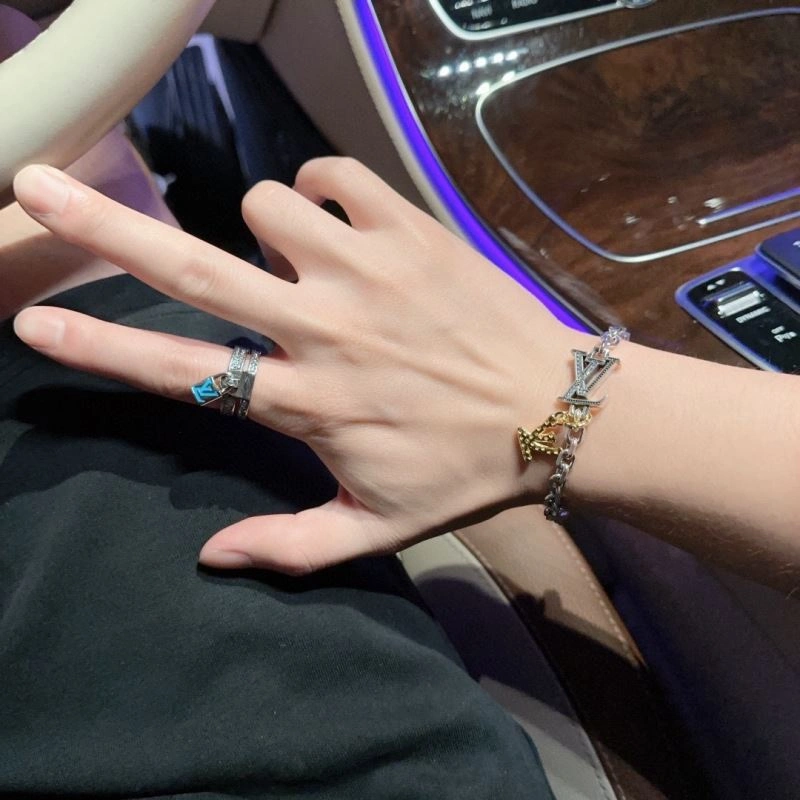 Sleek Louis Vuitton Bracelets 250713
