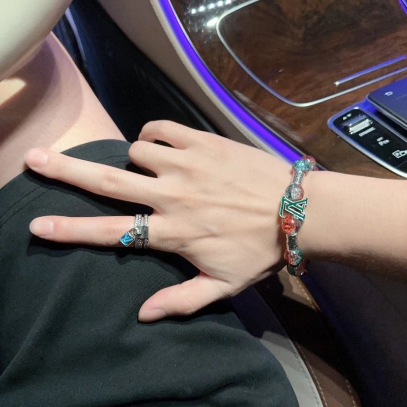 Neat Louis Vuitton Bracelets 250723