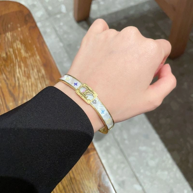 Louis Vuitton Bracelets Vibrant 250717