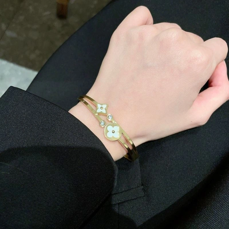 Unisex Louis Vuitton Bracelets 250694