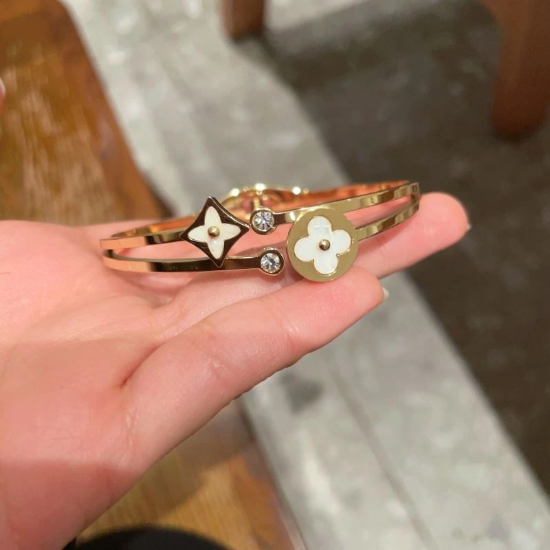 Unisex Louis Vuitton Bracelets 250694