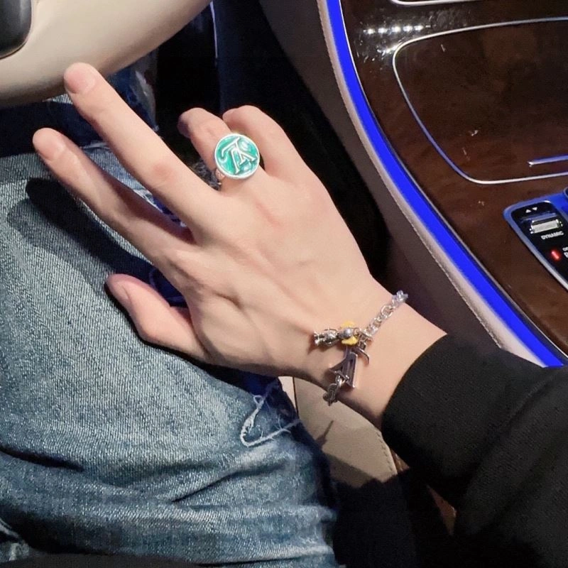 Louis Vuitton Bracelets Cozy 250695