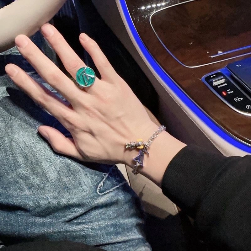 Louis Vuitton Bracelets Cozy 250695