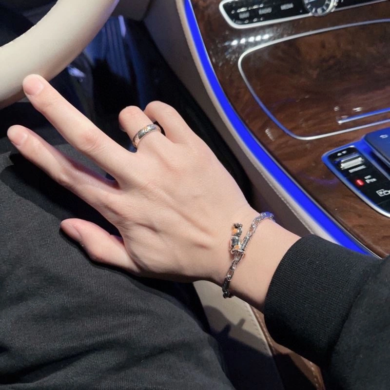 Louis Vuitton Bracelets Fashionable 250687