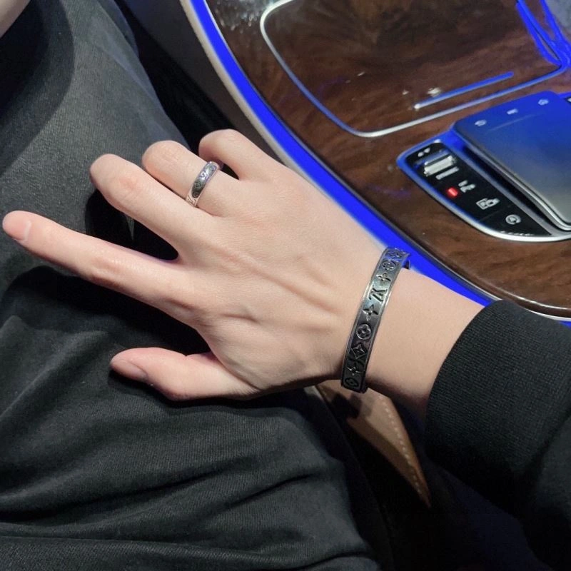 Louis Vuitton Bracelets Durable 250685