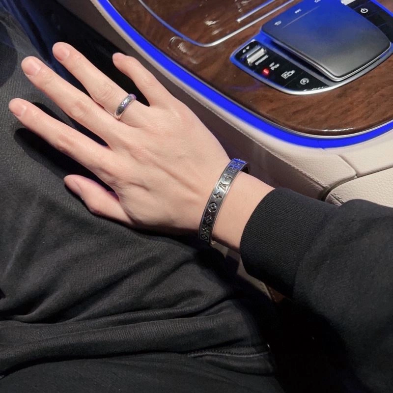 Louis Vuitton Bracelets Durable 250685