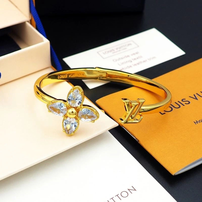 Louis Vuitton Bracelets DailyWear 250683
