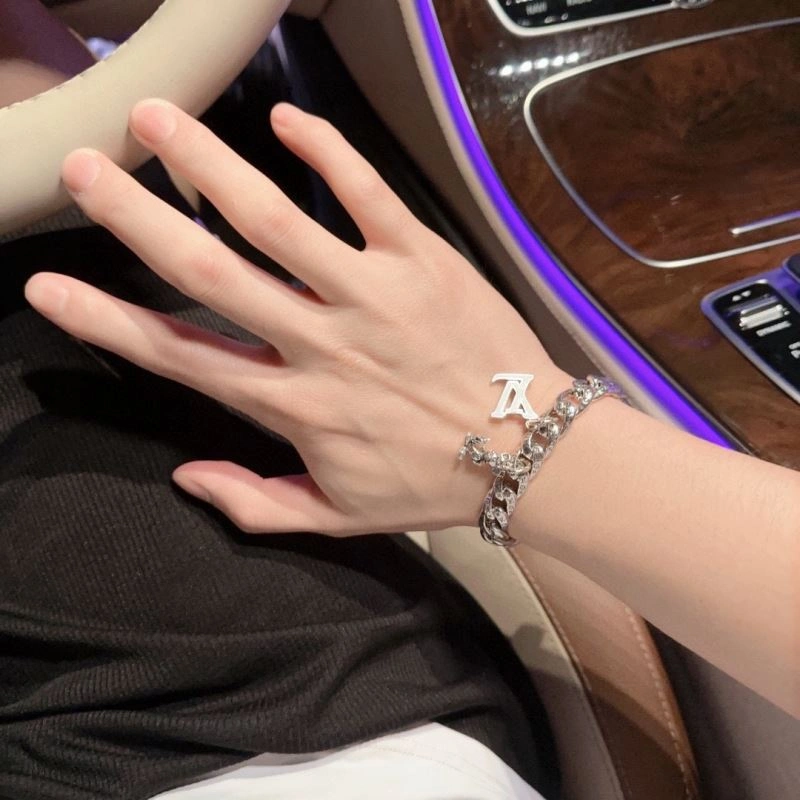 Louis Vuitton Bracelets EyeCatching 250335