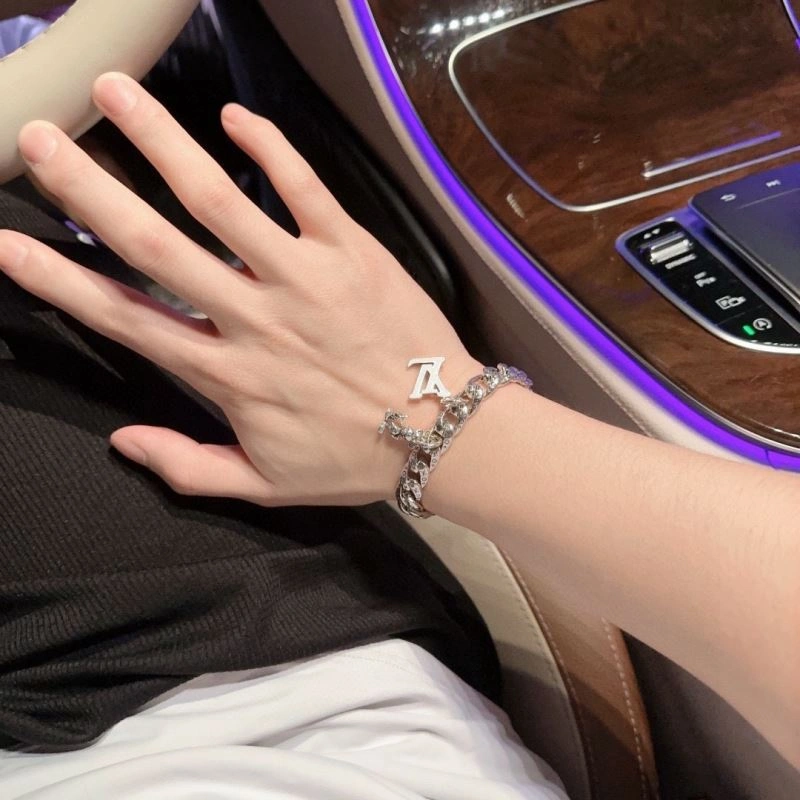 Louis Vuitton Bracelets EyeCatching 250335