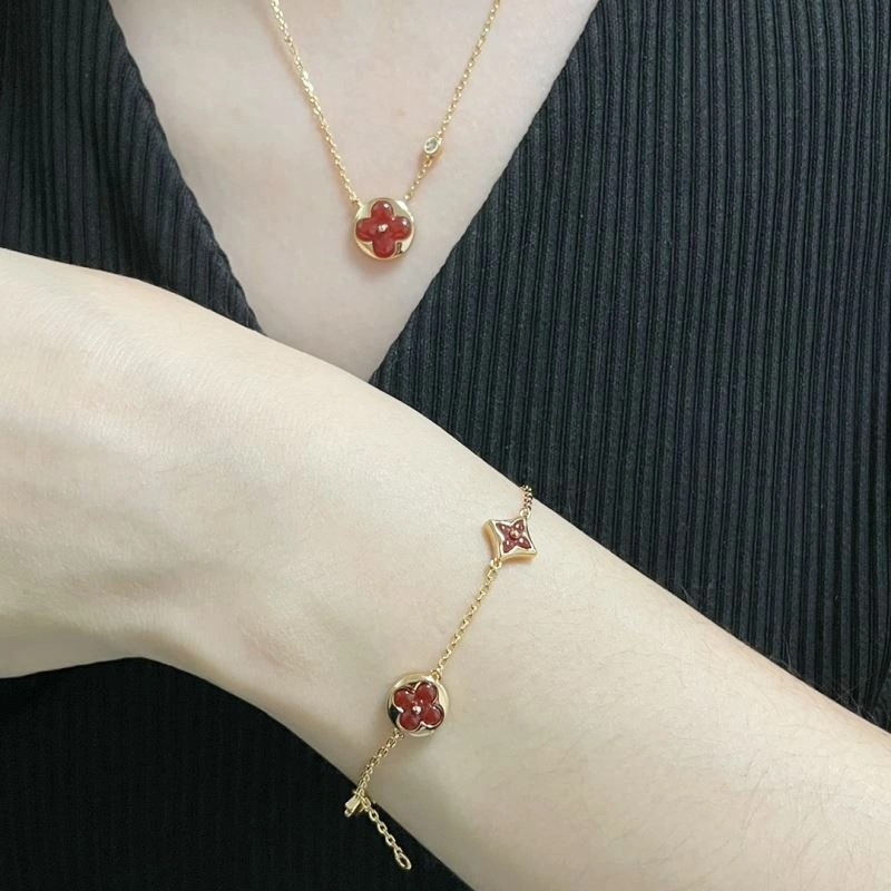 Chic Louis Vuitton Bracelets 250347