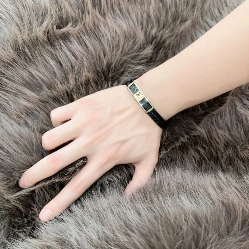 Louis Vuitton Bracelets RelaxedFit 250321