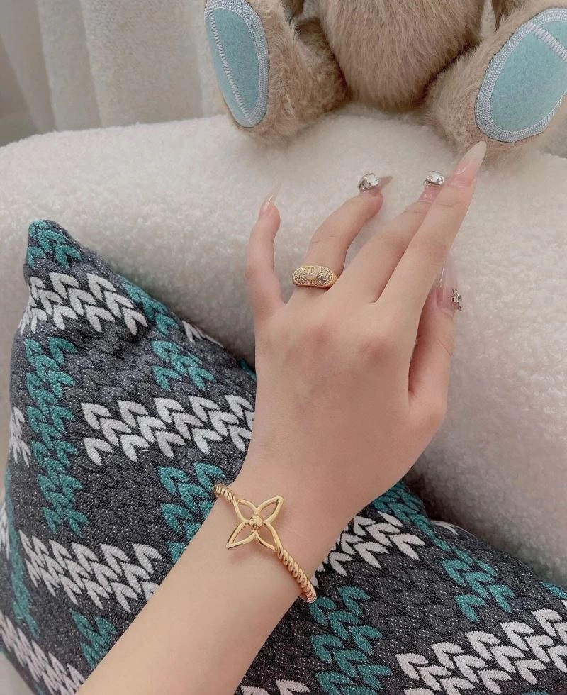 Louis Vuitton Bracelets Stretchable 250318