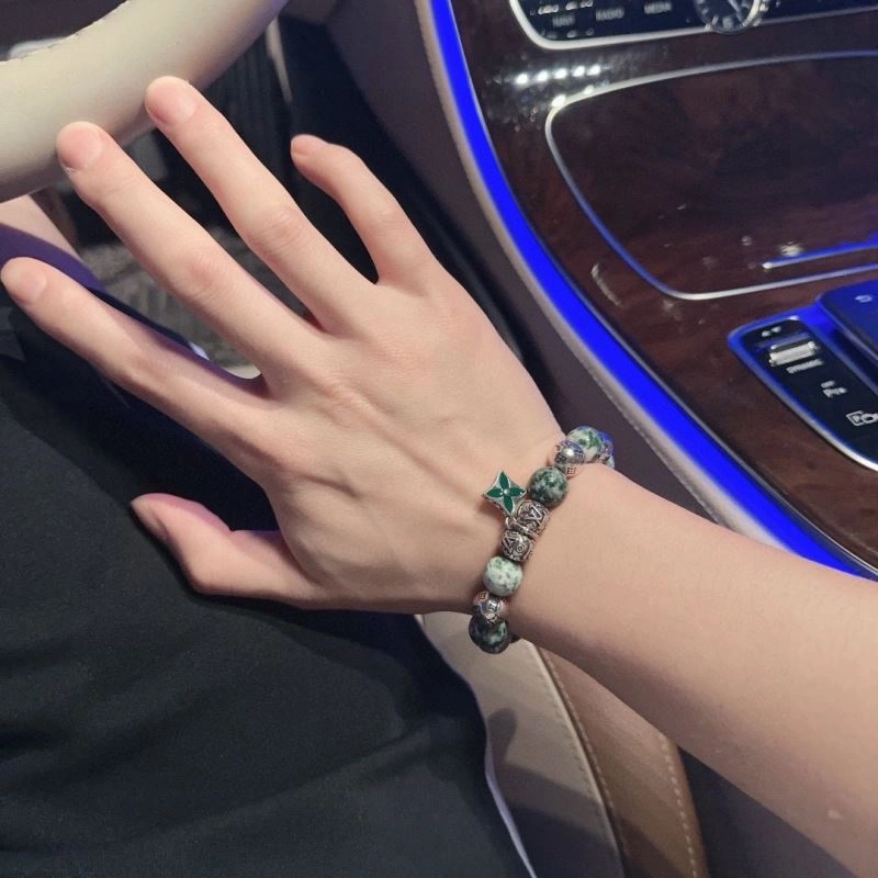 Sleek Louis Vuitton Bracelets 250312