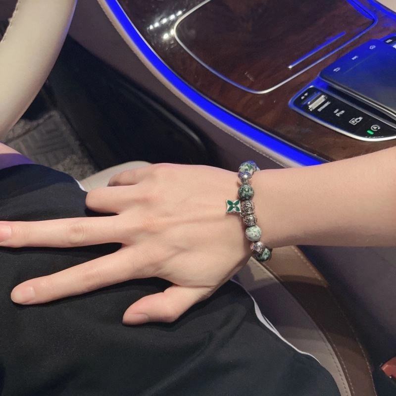 Sleek Louis Vuitton Bracelets 250312