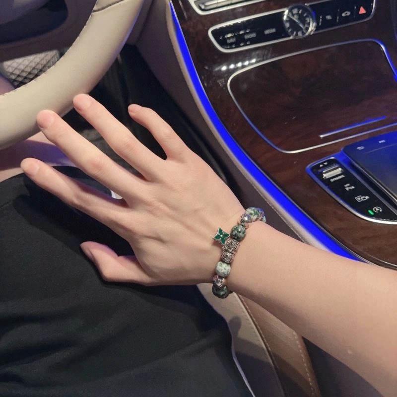 Sleek Louis Vuitton Bracelets 250312