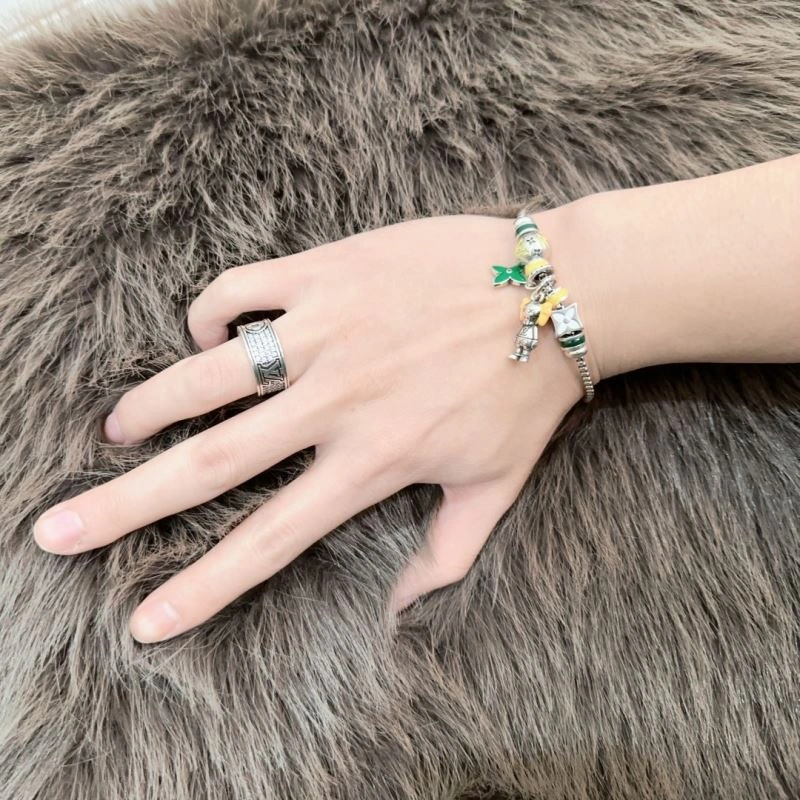 Flexible Louis Vuitton Bracelets 250302