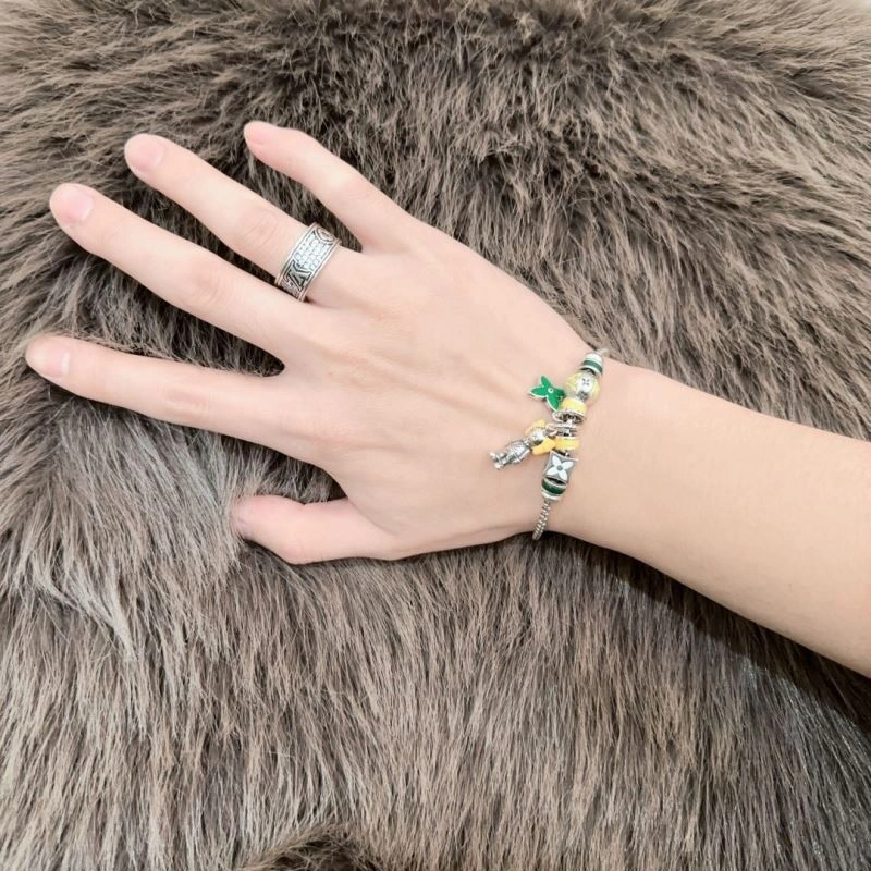 Flexible Louis Vuitton Bracelets 250302