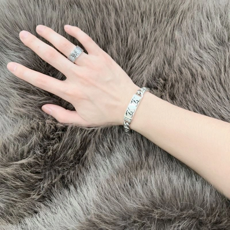 Compact Louis Vuitton Bracelets 250306