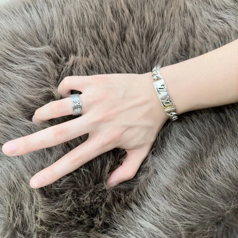 Compact Louis Vuitton Bracelets 250306