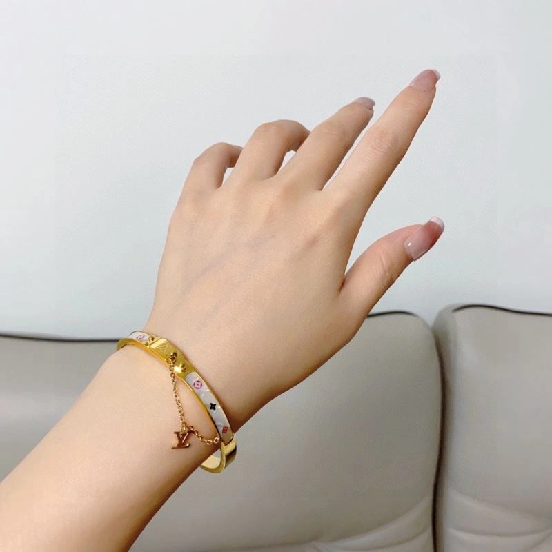 Louis Vuitton Bracelets Durable 250307