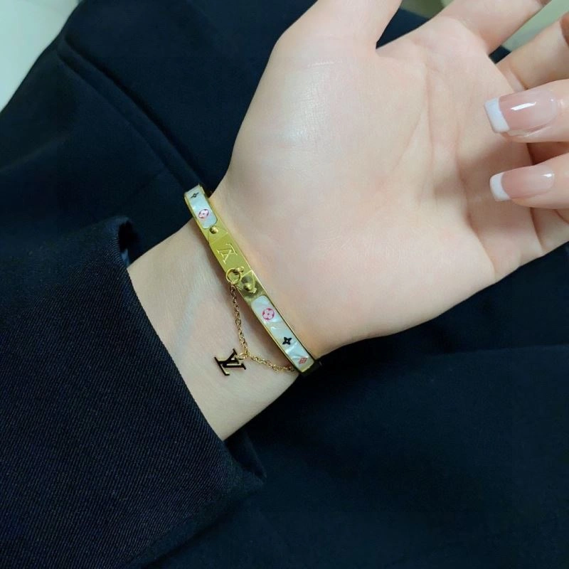 Louis Vuitton Bracelets Durable 250307