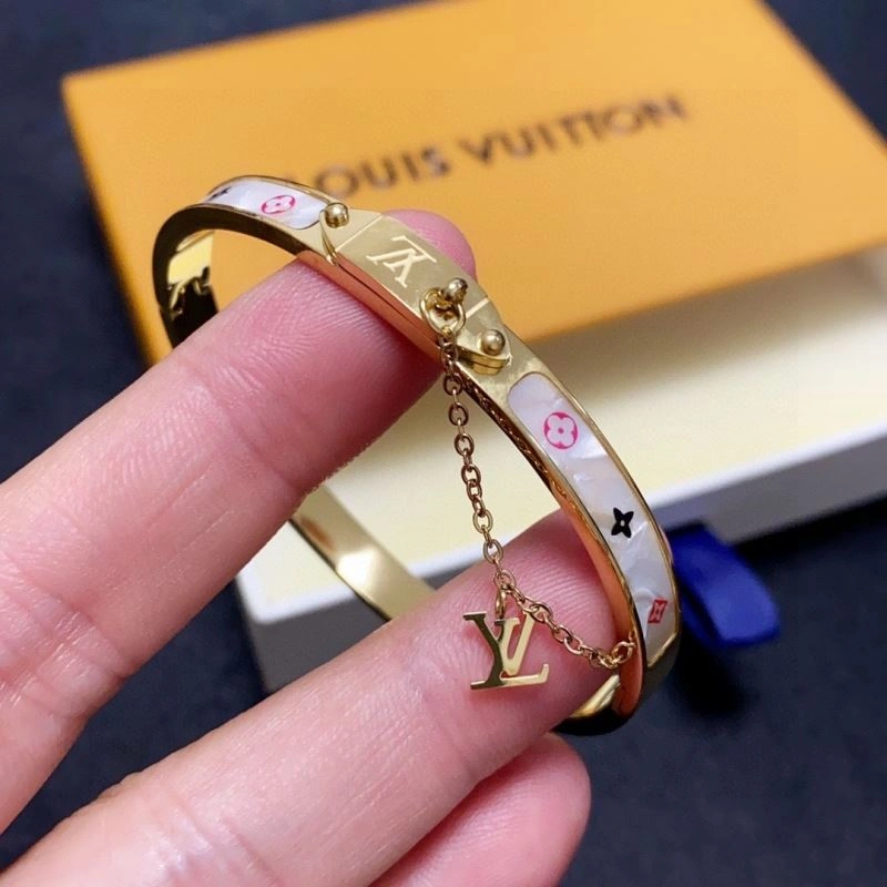 Louis Vuitton Bracelets Durable 250307
