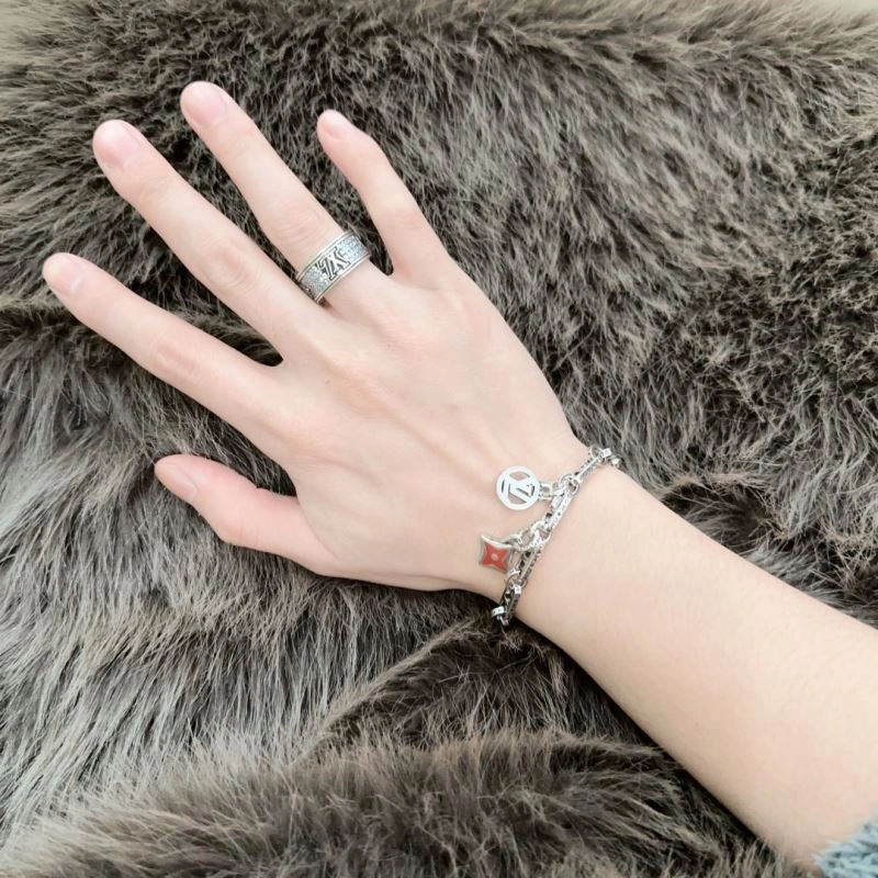 WellDesigned Louis Vuitton Bracelets 250282