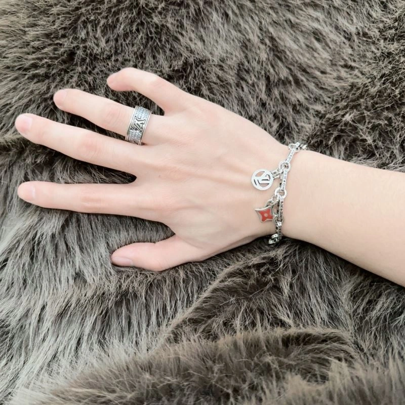 WellDesigned Louis Vuitton Bracelets 250282