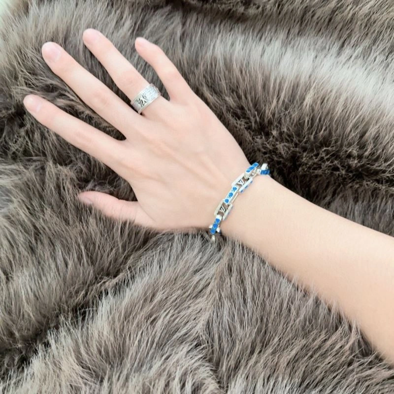 Louis Vuitton Bracelets Flexible 250239